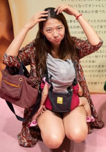 带娃的高挑姐姐穿牛仔热裤展示光滑大腿