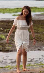 在海边光脚玩耍的长发姐姐