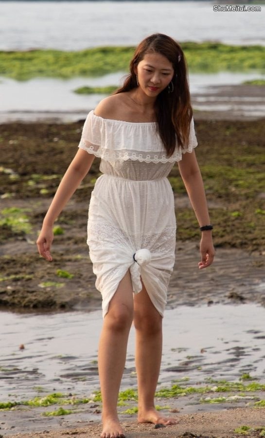 在海边光脚玩耍的长发姐姐[第5张/共5张]