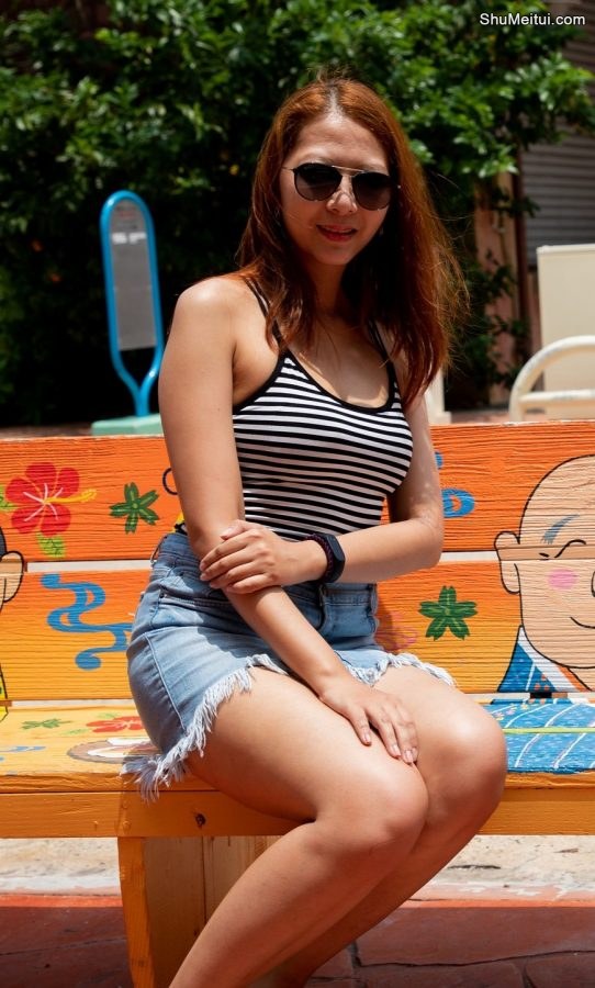 穿吊带背心的配超短牛仔短裙的美腿姐姐[第1张/共8张]