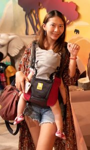 带娃的高挑姐姐穿牛仔热裤展示光滑大腿