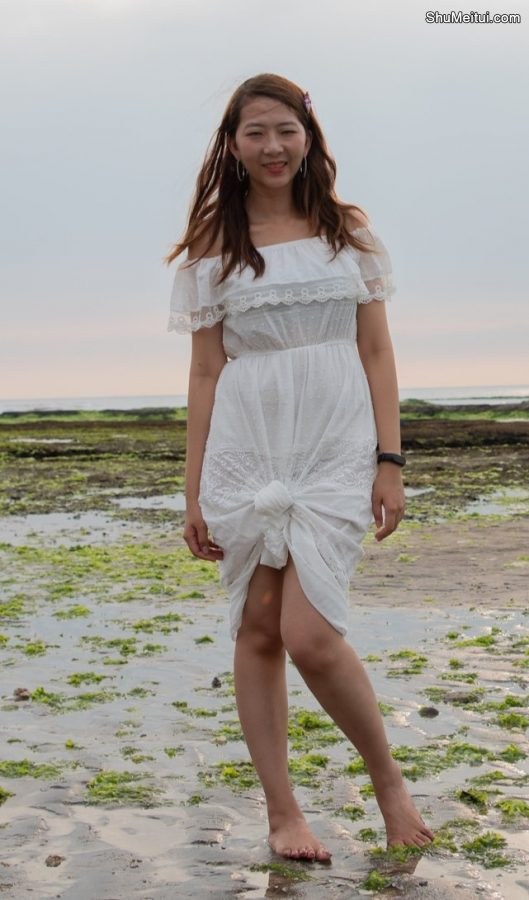 在海边光脚玩耍的长发姐姐[第1张/共5张]