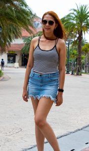 穿吊带背心的配超短牛仔短裙的美腿姐姐