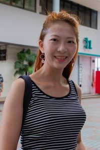 穿着牛仔热裤秀匀称修长玉腿的姐姐在日本旅行