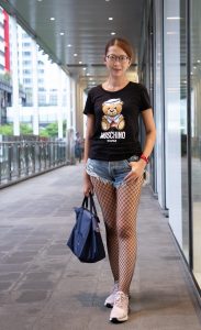 戴眼镜的美女姐姐穿超短牛仔热裤配黑丝渔网袜