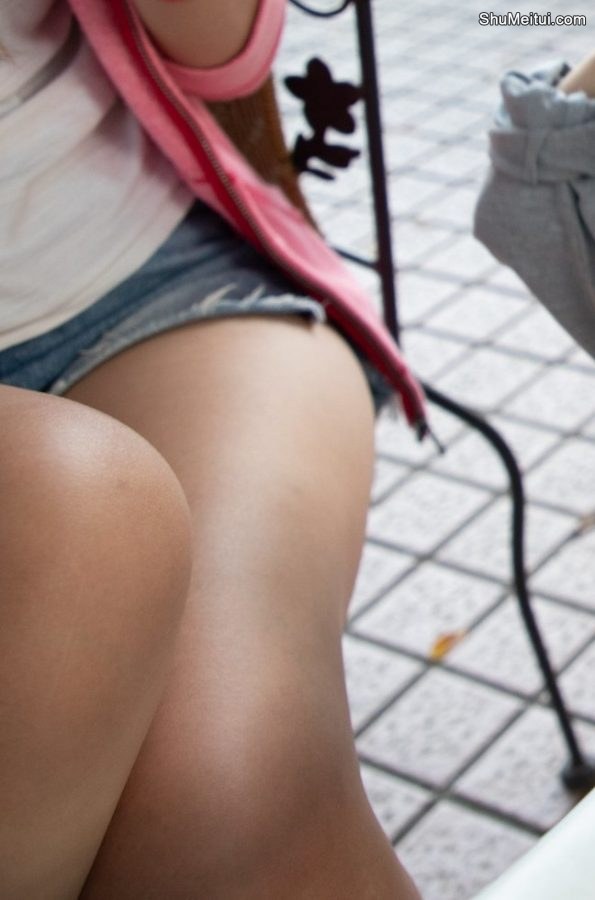 穿蓝色牛仔裤秀美腿的清纯人妻[第7张/共7张]