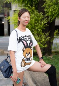 在街头穿无裤装长靴自信展示大腿的美姐