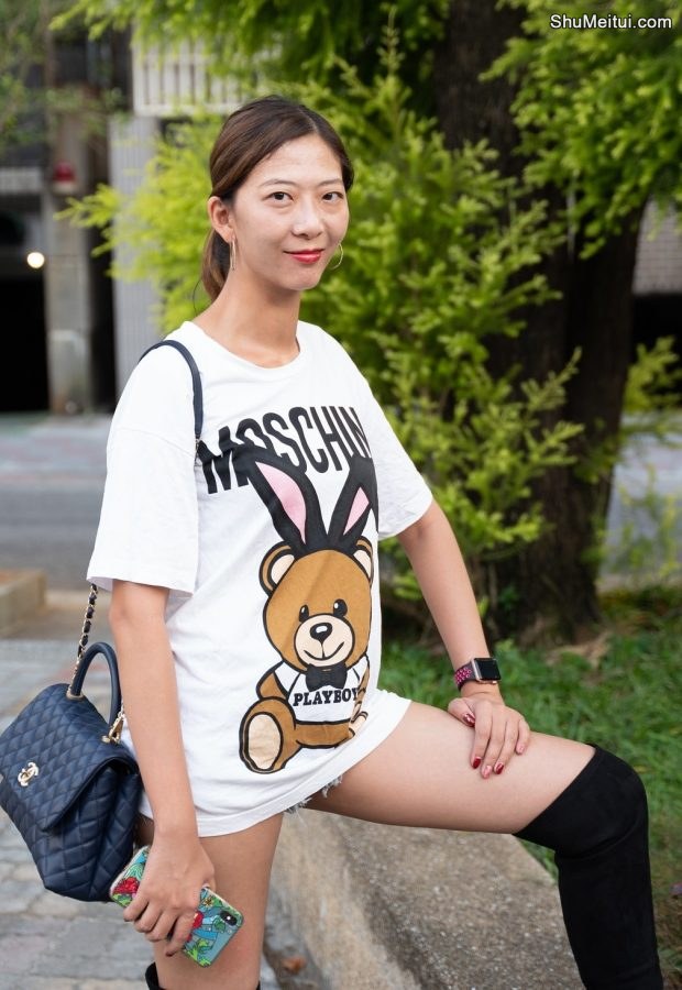 在街头穿无裤装长靴自信展示大腿的美姐[第8张/共16张]