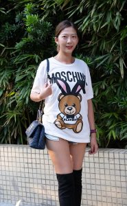 在街头穿无裤装长靴自信展示大腿的美姐