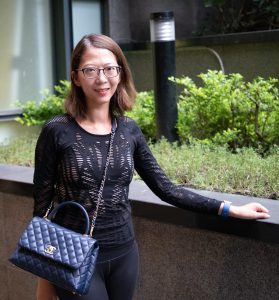 穿紧身瑜伽裤大胆外出的眼镜美女