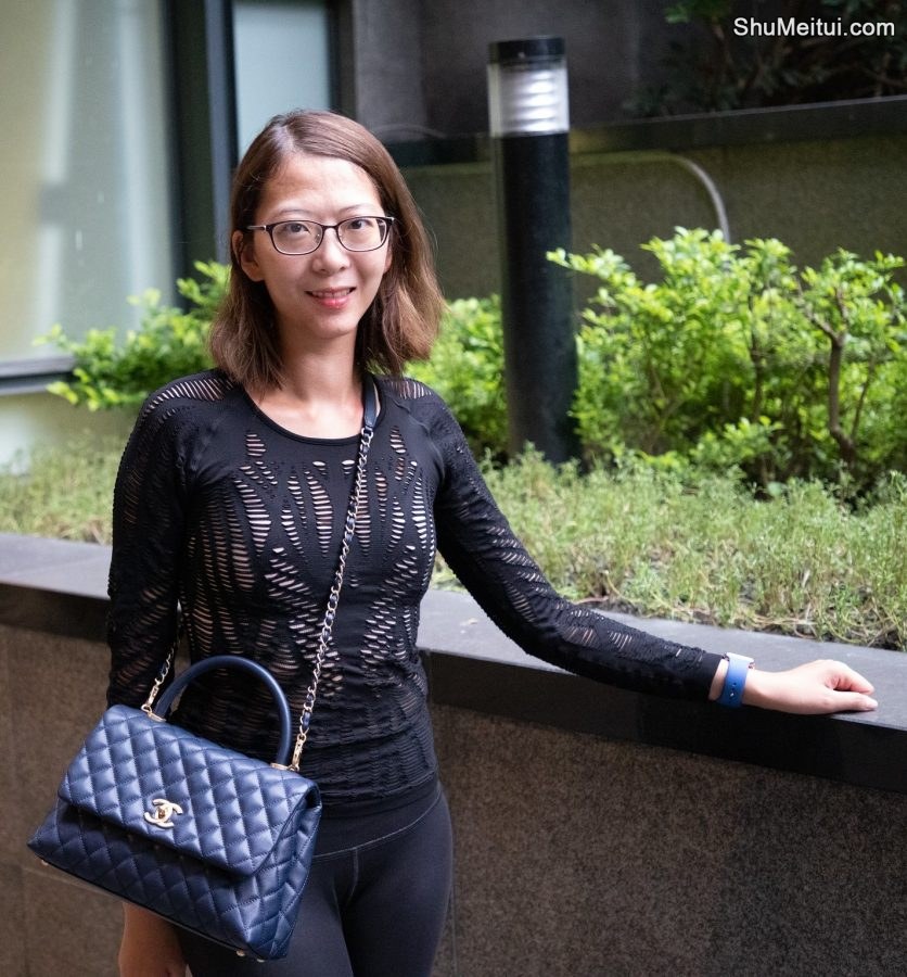 穿紧身瑜伽裤大胆外出的眼镜美女[第5张/共7张]