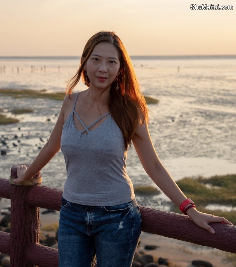 夕阳下穿吊带背心牛仔裤的韵味少妇[第3张/共3张]