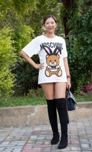 在街头穿无裤装长靴自信展示大腿的美姐