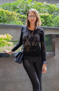 穿紧身瑜伽裤大胆外出的眼镜美女