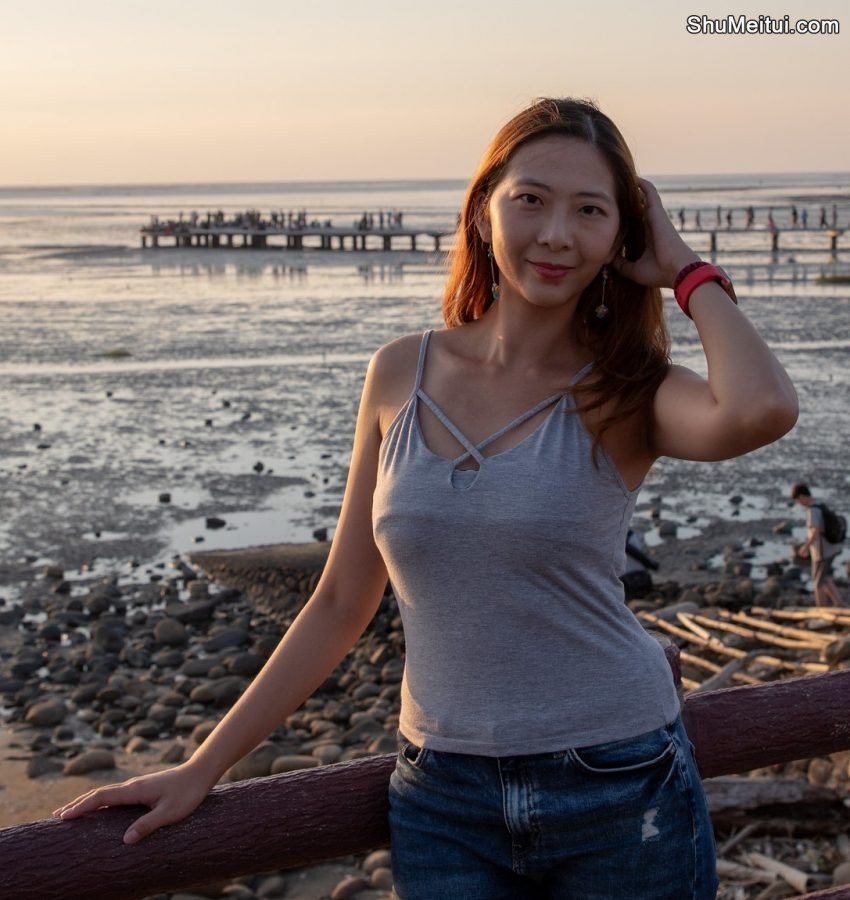 夕阳下穿吊带背心牛仔裤的韵味少妇[第2张/共3张]