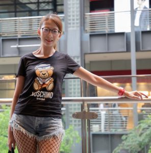 戴眼镜的美女姐姐穿超短牛仔热裤配黑丝渔网袜