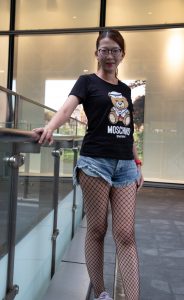 戴眼镜的美女姐姐穿超短牛仔热裤配黑丝渔网袜