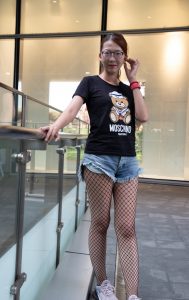 戴眼镜的美女姐姐穿超短牛仔热裤配黑丝渔网袜