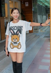 在街头穿无裤装长靴自信展示大腿的美姐