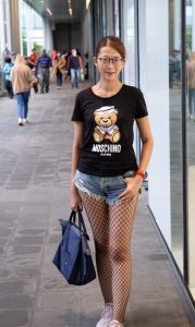 戴眼镜的美女姐姐穿超短牛仔热裤配黑丝渔网袜