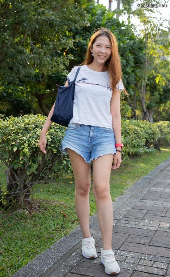 穿蓝色牛仔裤秀美腿的清纯人妻[第1张/共7张]