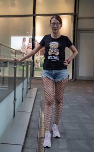 戴眼镜的美女姐姐穿超短牛仔热裤配黑丝渔网袜