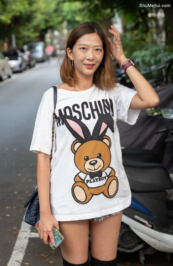 在街头穿无裤装长靴自信展示大腿的美姐[第12张/共16张]