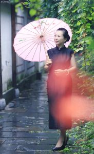 在雨中撑伞的美阿姨身穿黑色优雅旗袍腿裹肉丝袜