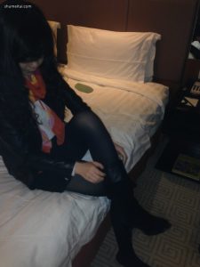 在酒店脱靴子秀黑丝脚的lovenight姐