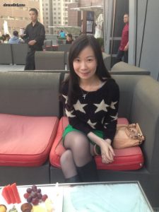 腿穿黑丝坐在沙发里翘腿坐姿的少妇