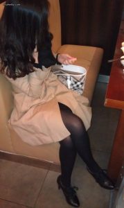 lovenight把穿厚黑丝高跟的腿放在沙发上