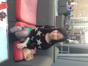 腿穿黑丝坐在沙发里翘腿坐姿的少妇