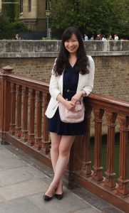 在国外旅行少妇的游客照