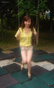 穿短裤玩秋千的少妇