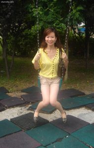 穿短裤玩秋千的少妇
