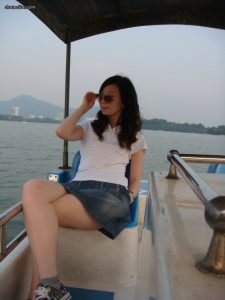 坐在游船上翘大白腿的少妇