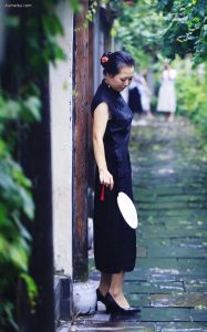 在雨中撑伞的美阿姨身穿黑色优雅旗袍腿裹肉丝袜