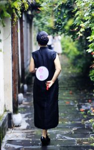 在雨中撑伞的美阿姨身穿黑色优雅旗袍腿裹肉丝袜