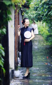 在雨中撑伞的美阿姨身穿黑色优雅旗袍腿裹肉丝袜