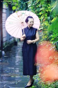 在雨中撑伞的美阿姨身穿黑色优雅旗袍腿裹肉丝袜