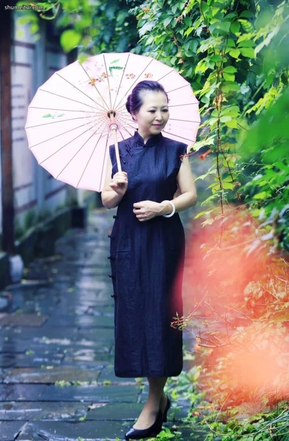 在雨中撑伞的美阿姨身穿黑色优雅旗袍腿裹肉丝袜[第1张/共8张]
