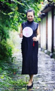 在雨中撑伞的美阿姨身穿黑色优雅旗袍腿裹肉丝袜