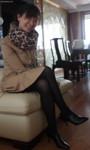 lovenight把穿厚黑丝高跟的腿放在沙发上