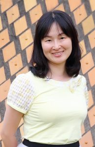 上围丰满的Elin姐上衣紧身拍照