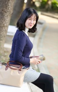 Elin姐穿紧身上衣腿穿加厚黑袜展示丰腴身材