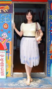 上围丰满的Elin姐上衣紧身拍照