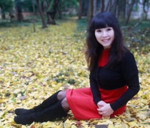 成熟美女在落叶美景中穿黑丝高跟长靴拍照