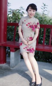 美女大姐穿旗袍短裙展现迷人风采