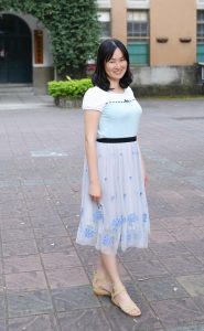 上围丰满的Elin姐上衣紧身拍照