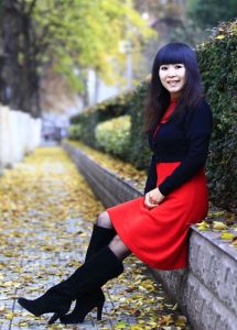 成熟美女在落叶美景中穿黑丝高跟长靴拍照